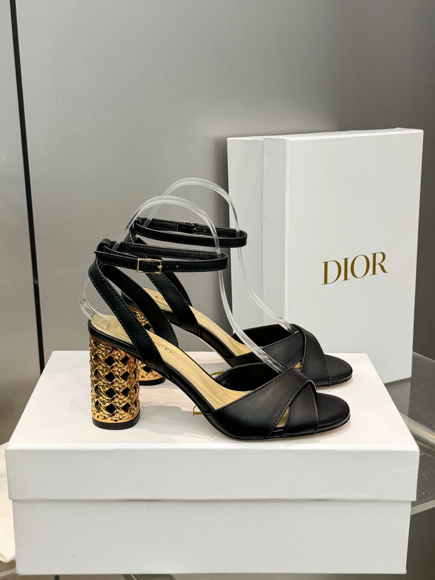 👟👟Ex-factory price 560👟👟 Dior 2024 autumn and winter new Icon series cylindrical heel ankle strap women's shoes CD star same style high-heeled round toe cross strap color matching sandals Material: imported full-grain calfskin upper + water-dyed sheepskin lining feet + Italian genuine leather outsole Heel height: 8.5CM Size: 35-42 Standard code (40.41.42. Customized, non-refundable)